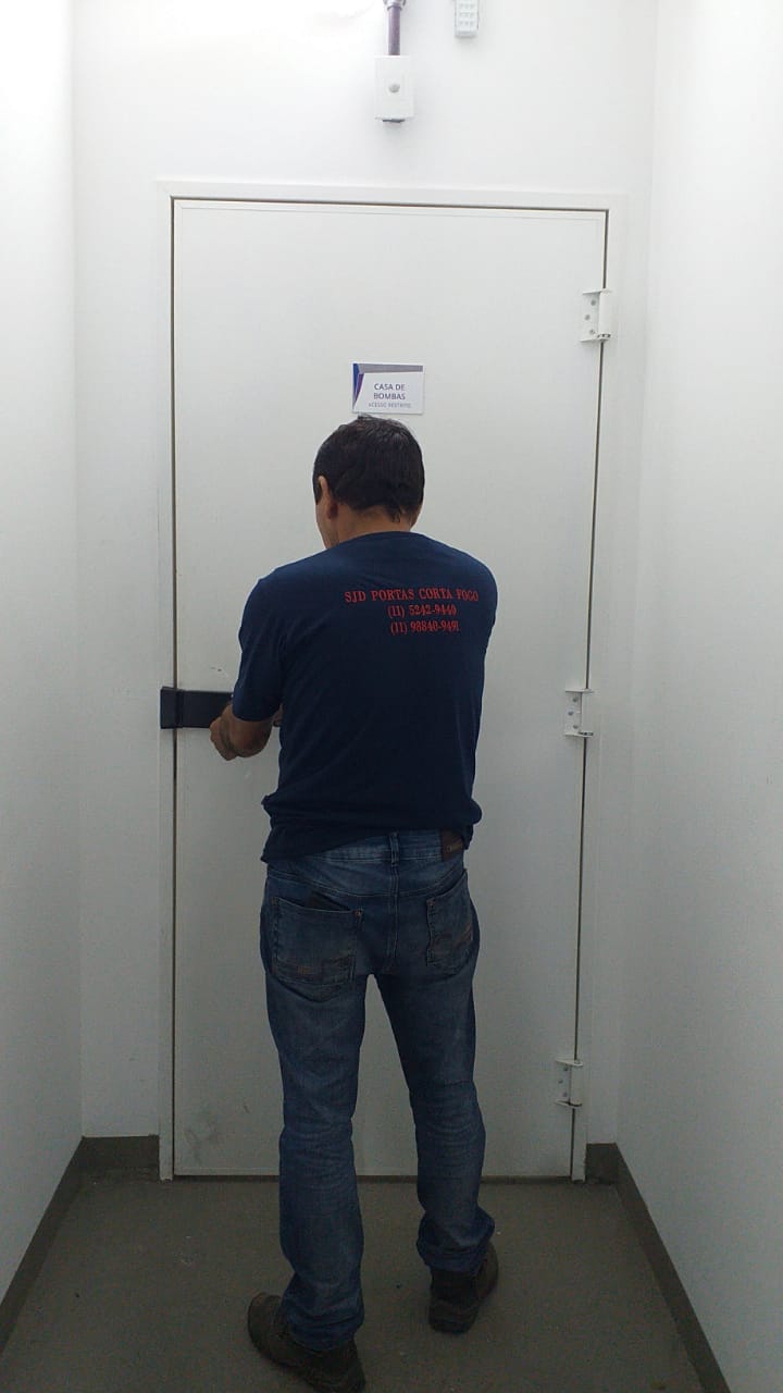 Instalação de Fechadura de Sobrepor Instalação de Fechadura de Sobrepor
